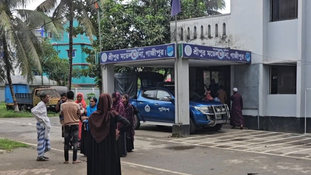 গাজীপুরে স্বামীকে আটকে রেখে পোশাককর্মীকে দলবদ্ধ ধর্ষণের অভিযোগ, আসামি ৪